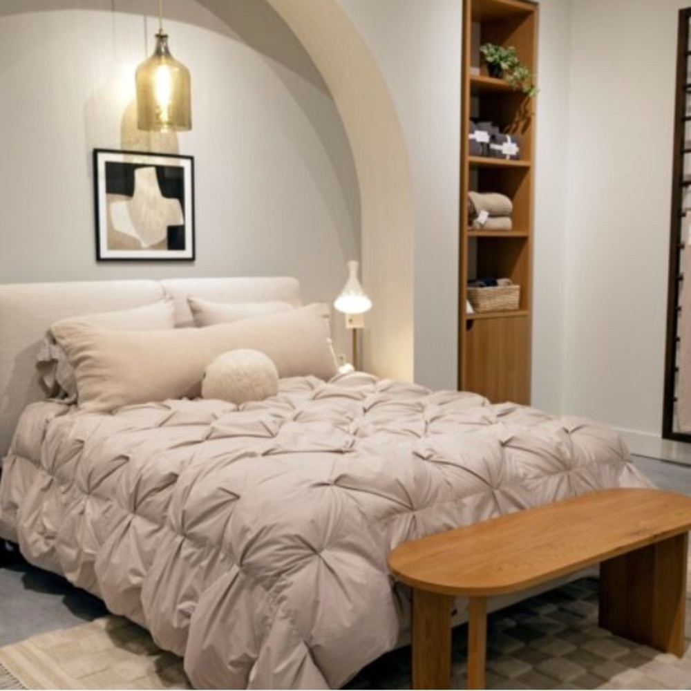 Parachute Beige puff comforter. Too puffy for warm climate, used minimally.